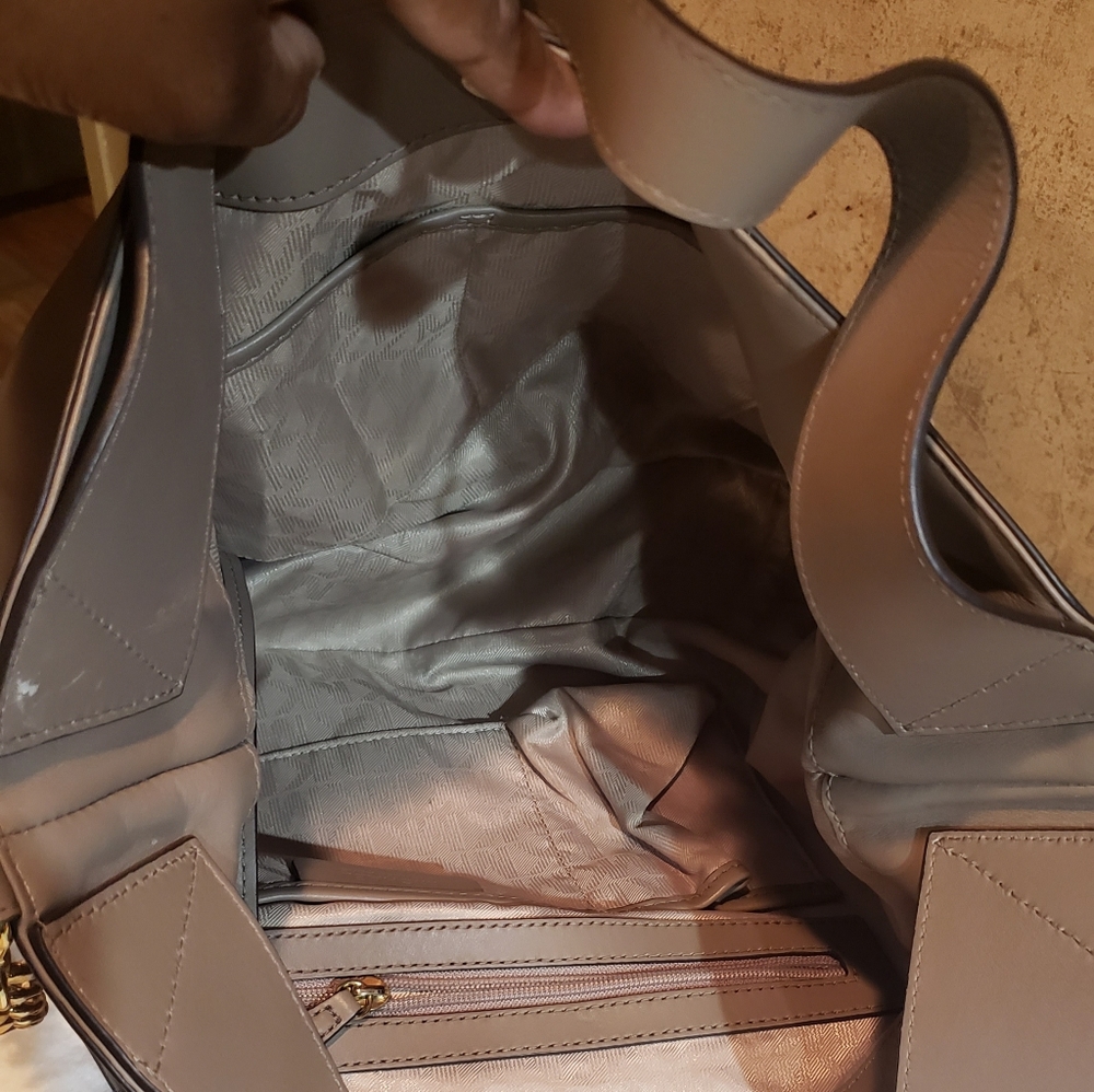 Handbags - Picture 7 of 8